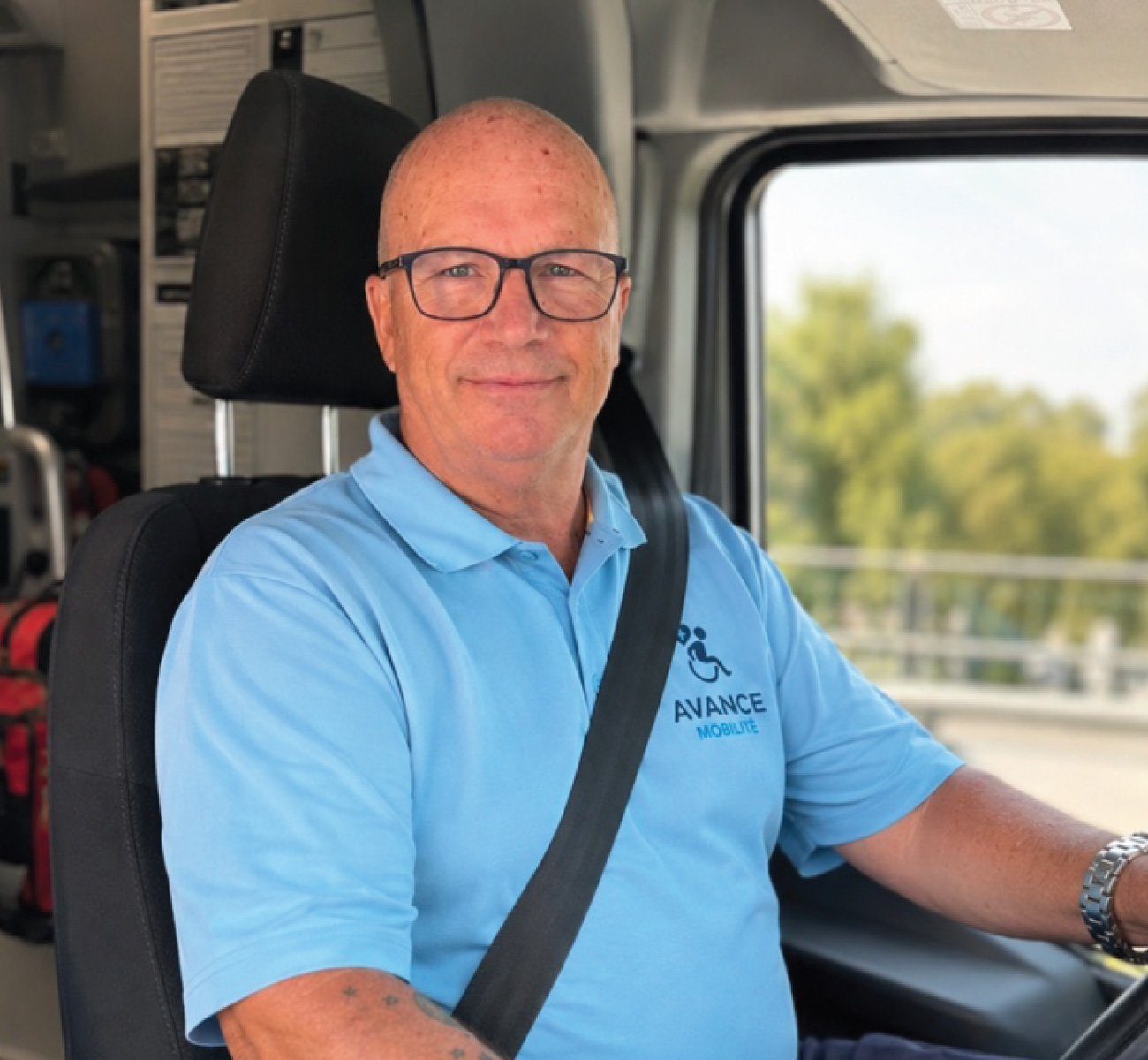 Chauffeur d’Avance Mobilité souriant au volant